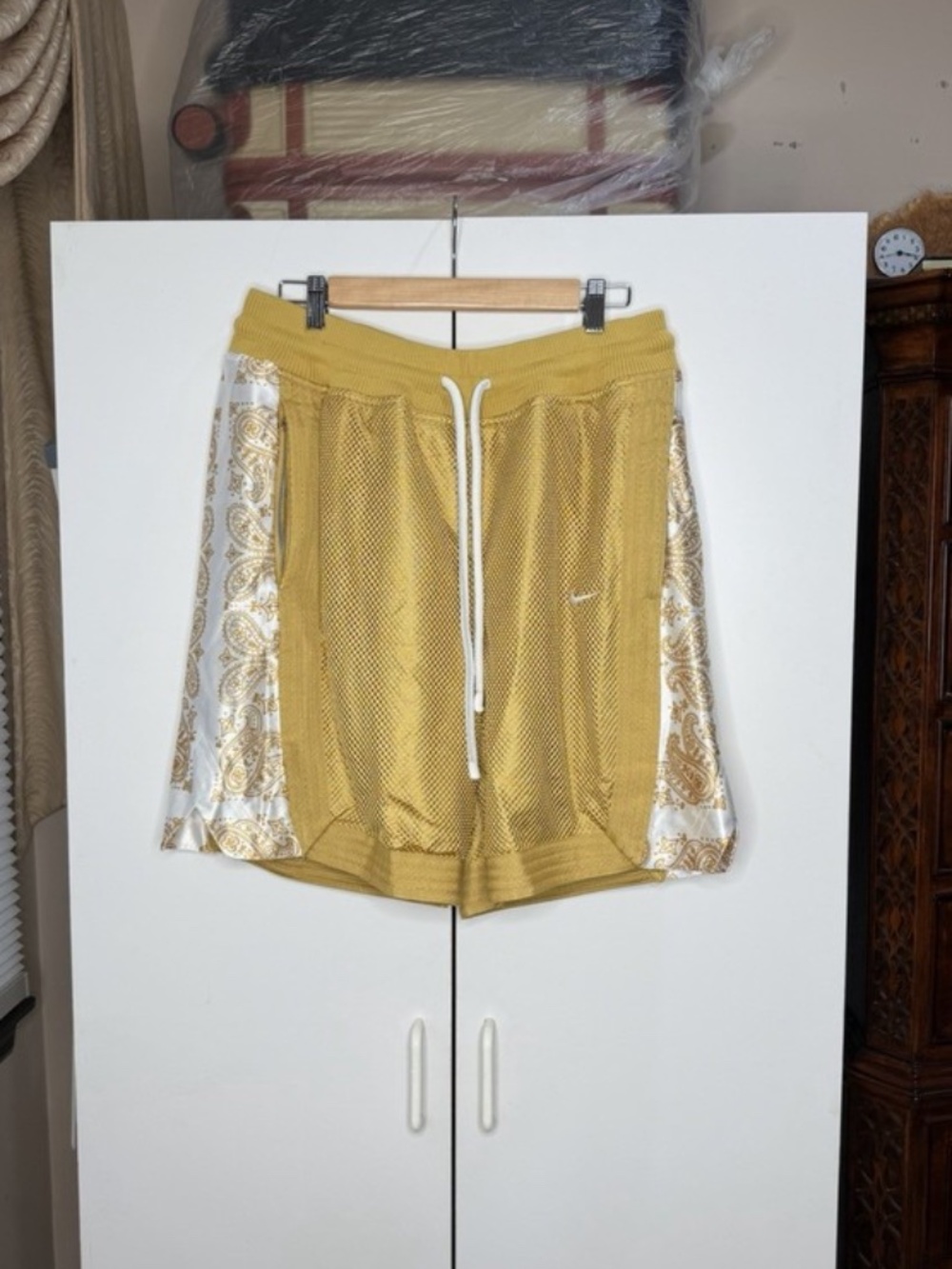 Nike Peace Love Elite Basketball Shorts Gold/White Mens Large DV9472-725 NEW